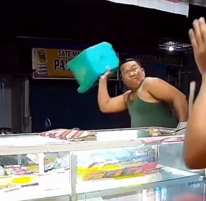viral_preman_aniaya_penjaga_counter_di_medan_diduga_minta_top_up_gratis