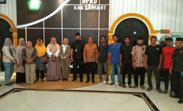 warga_adukan_aroma_busuk_dan_serbuan_lalat_peternakan_ayam_ke_dprd_langkat