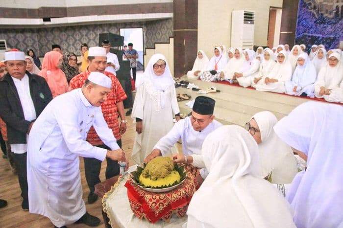 108_calon_haji_tapteng_siap_berangkat_pemkab_gelar_tepung_tawar_di_gor_pandan