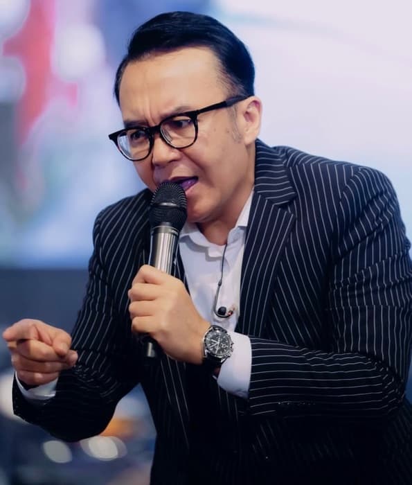 ari_lasso_gandeng_wanita_ke_kondangan_netizen_mengira_putri_bungsunya