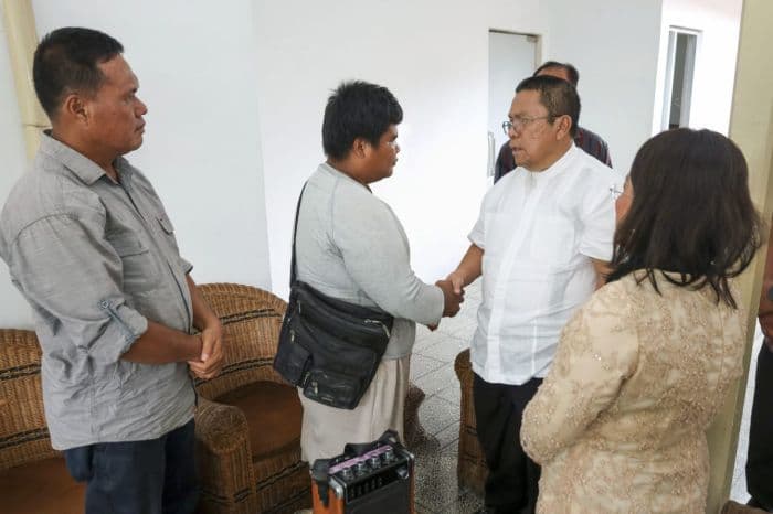 sempat_ditertibkan_wali_kota_wesly_silalahi_minta_maaf_ke_pengamen_tuna_netra