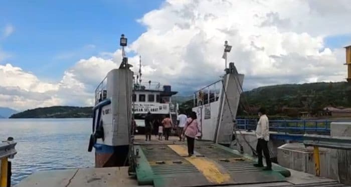 angin_kencang_di_danau_toba_kapal_dilarang_berlayar