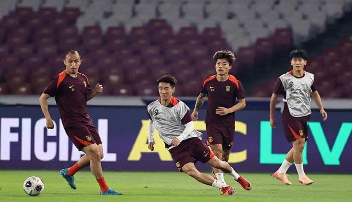 china_vs_hong_kong_10_di_eaff_e1_2025_gol_huang_zhengyu_bawa_tiongkok_raih_kemenangan_pertama