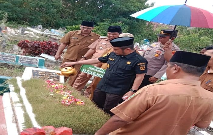 jelang_hut_ke17_pemkab_labura_ziarahi_makam_para_tokoh_pemekaran