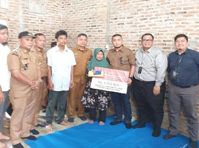 keluarga_korban_pohon_aren_tumbang_di_labura_terima_bantuan_dari_kementerian_sosial