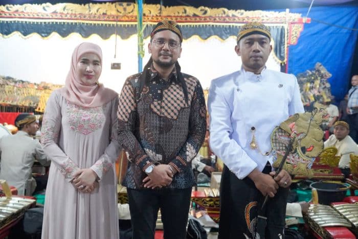 pagelaran_wayang_kulit_di_sukadame_bupati_labusel_jati_diri_bangsa_dan_hidup_bersama_rakyat