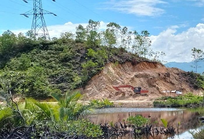 pengerukan_bukit_di_kalangan_indah_tapteng_diduga_ancam_menara_sutet_warga_khawatir