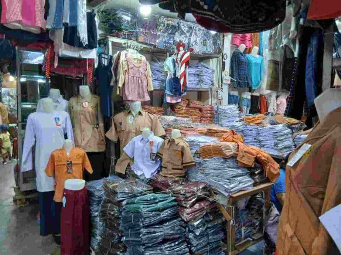 tahun_ajaran_baru_pedagang_seragam_sekolah_di_pasar_horas_justru_merana