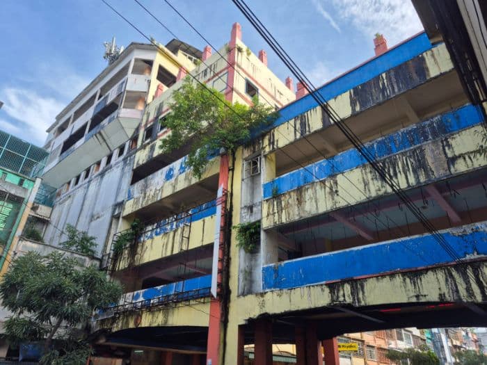 bangunan_sky_cross_binjai_terbengkalai_dipenuhi_rumput_liar_dan_pohon_beringin