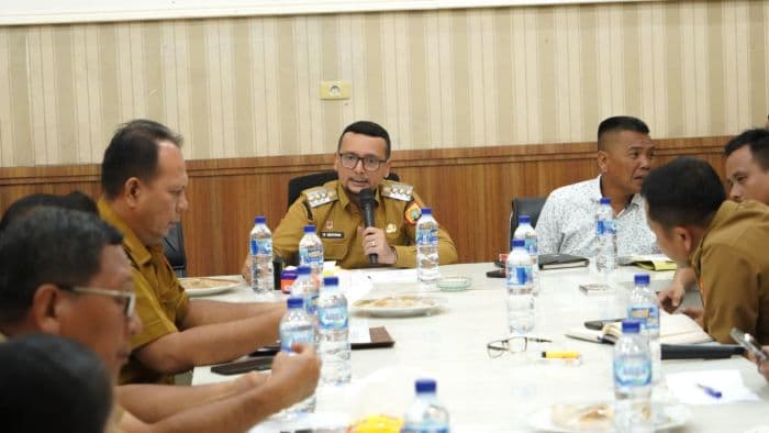 bupati_labusel_fery_sahputra_pimpin_rapat_percepatan_pembangunan_desa