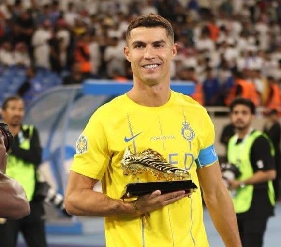 cristiano_ronaldo_terima_sepatu_emas