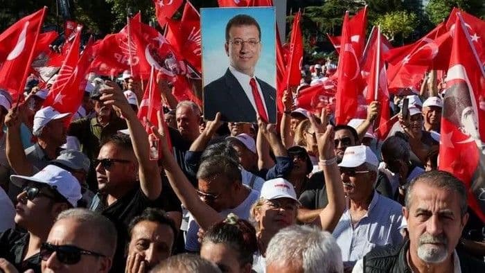 puluhan_ribu_warga_ankara_demo_tuntut_erdogan_mundur_dan_dukung_imamoglu