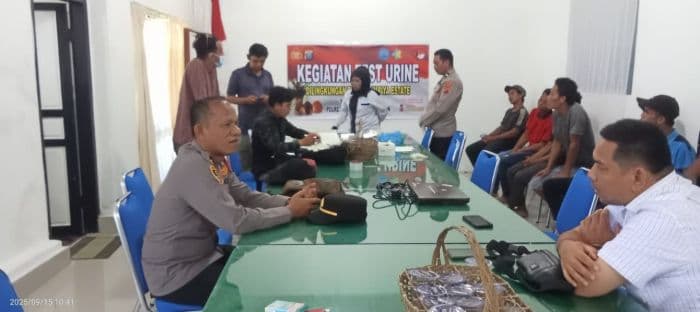 satresnarkoba_polres_labusel_gelar_tes_urine_karyawan_pt_sei_rumbiya_estate