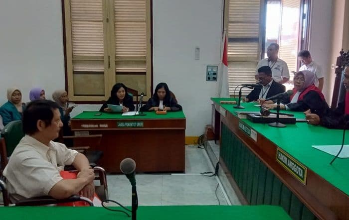 terdakwa_perusakan_pagar_seng_di_medan_dr_paulus_yusnari_dituntut_empat_tahun_penjara