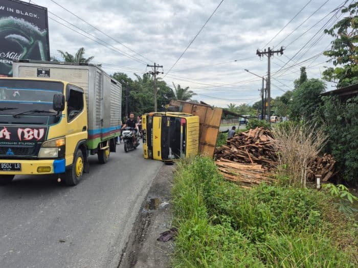 truk_bermuatan_kayu_bakar_terguling_di_binjai_barat_arus_lalu_lintas_macet