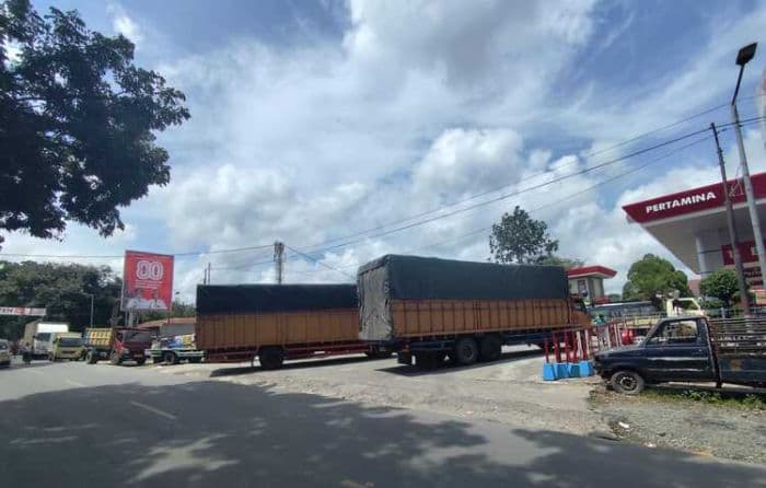 antrean_solar_di_spbu_pematangsiantar_ganggu_aktivitas_sopir