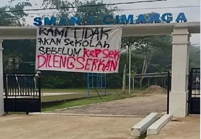 gubernur_banten_aktifkan_lagi_kepsek_yang_tampar_siswa_itu_bentuk_kasih_sayang