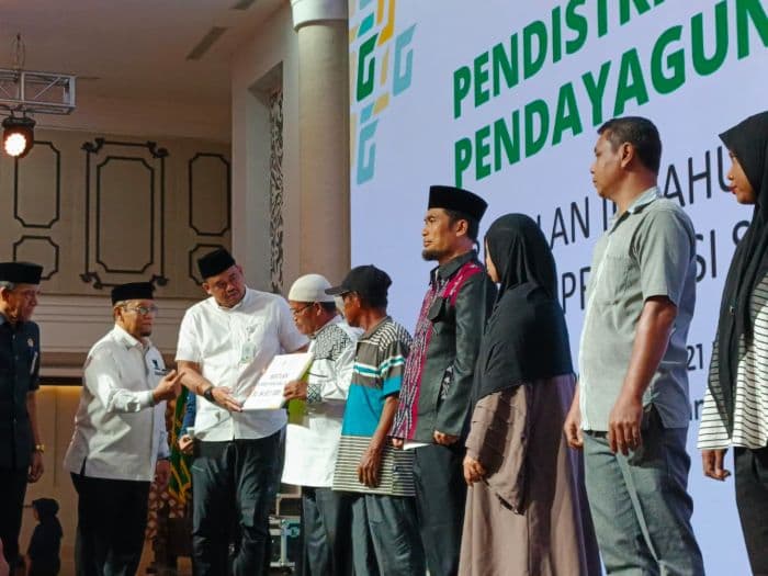 gubernur_bobby_nasution_salurkan_zakat_infak_dan_sedekah_triwulan_iii_2025_senilai_rp25_miliar