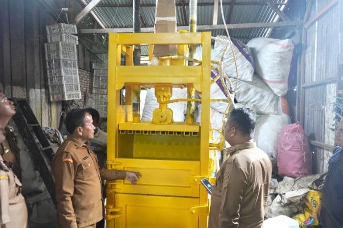 kelompok_pengepul_rongsok_di_asahan_terima_bantuan_alat_press