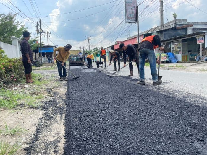 pt_nindya_karya_aspal_jalan_rusak_di_binjai_utara_warga_apresiasi_perbaikan_infrastruktur