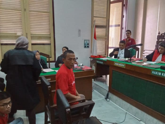 putusan_terhadap_pembunuh_sopir_taksi_online_dan_buang_mayatnya_di_kutalimbaru_ditunda