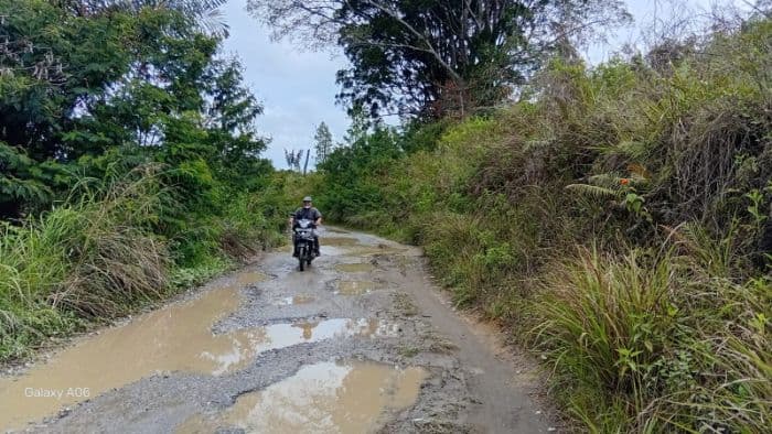 warga_sitabotabo_dan_lumban_tongatonga_keluhkan_jalan_rusak_minta_perbaikan_dari_pemkab_taput