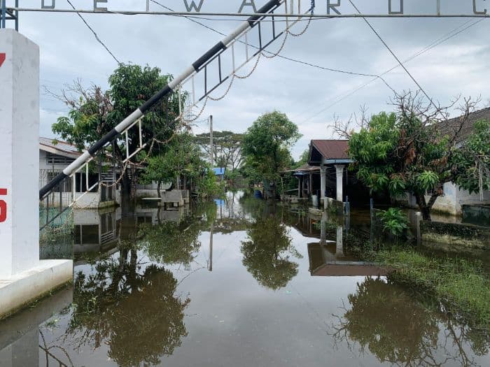 diguyur_hujan_komplek_tni_al_dewa_ruci_banjir
