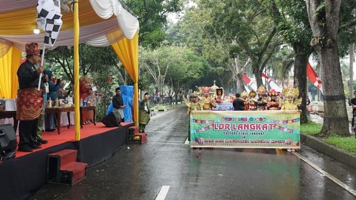 pj_bupati_langkat_lepas_karnaval_14_etnis_hut_langkat_ke_275_tahun
