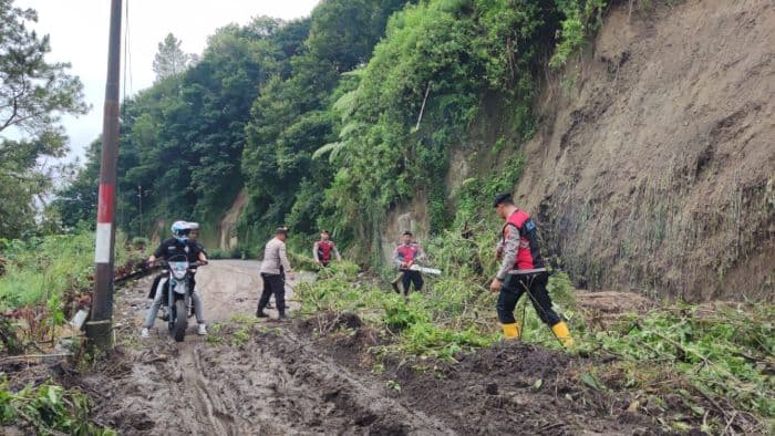 pasca_longsor_di_karo_arus_lalu_lintas_kembali_lancar