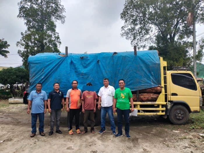 truk_bermuatan_kayu_ilegal_di_siantar_diberi_sanksi_administrasi