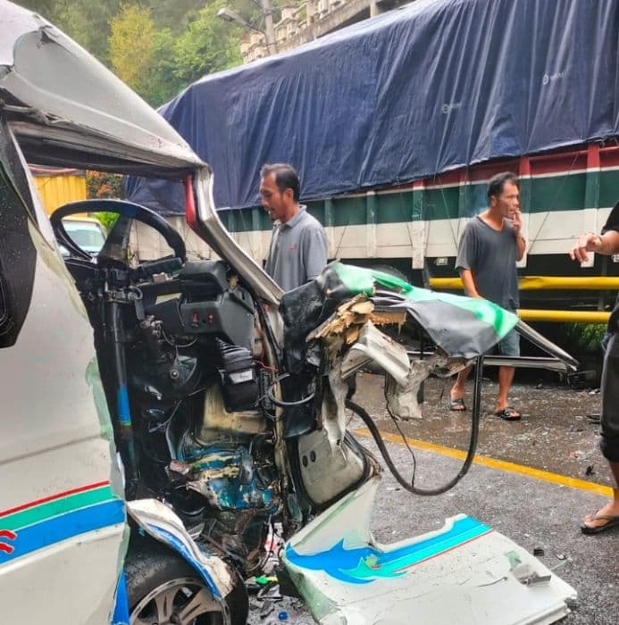 truk_dan_mobil_travel_tabrakan_11_penumpang_lukaluka