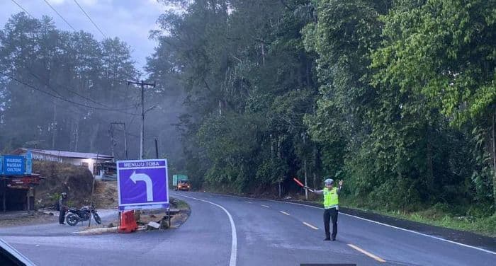 banjir_bandang_di_parapat_polisi_alihkan_arus_lalu_lintas