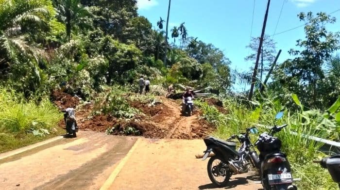 diguyur_hujan_jalan_penghubung_batang_torunatal_tertutup_longsor