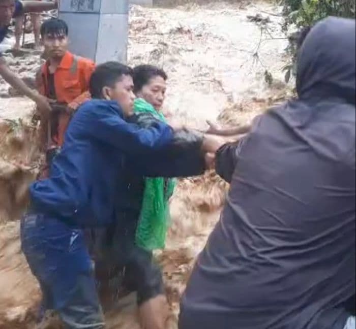 kota_parapat_dilanda_banjir_toko_dan_rumah_warga_terendam_air