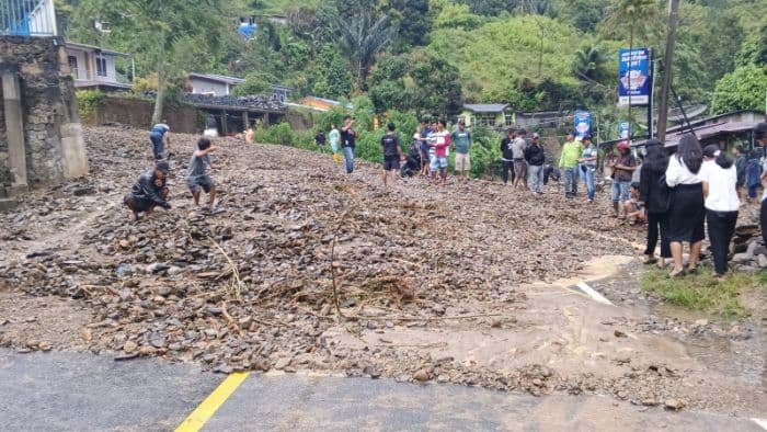 parapat_diterpa_banjir_bandang_jalinsum_tertutup_material_batu_dan_tanah