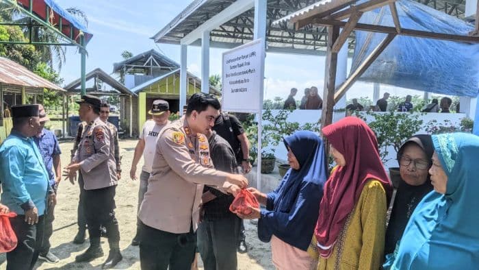 hasil_panen_raya_ikan_lele_polres_batu_bara_dibagikan_ke_masyarakat