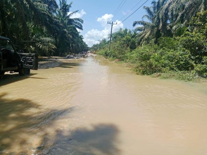 sungai_barumun_meluap_jalan_simangambat_banjir_tak_bisa_dilalui_kendaraan