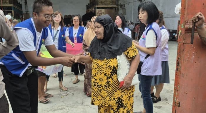 warga_tionghoa_bagikan_paket_lebaran_dan_thr_di_binjai