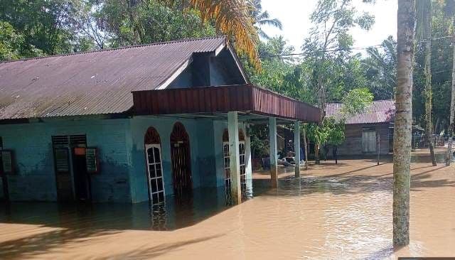 anak_sekolah_diliburkan_sementara_akibat_banjir_di_barus