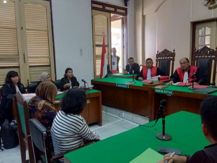 hakim_tunda_sidang_tuntutan_asn_dinkes_medan_dalam_kasus_penganiayaan_mahasiswi_