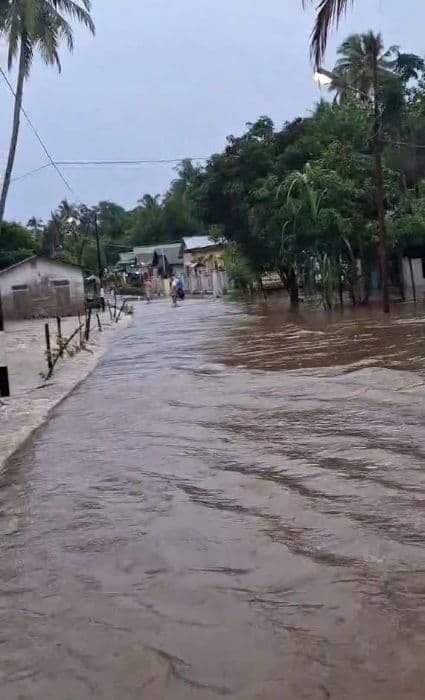 ratusan_rumah_sekolah_dan_perkantoran_terendam_banjir_di_barus