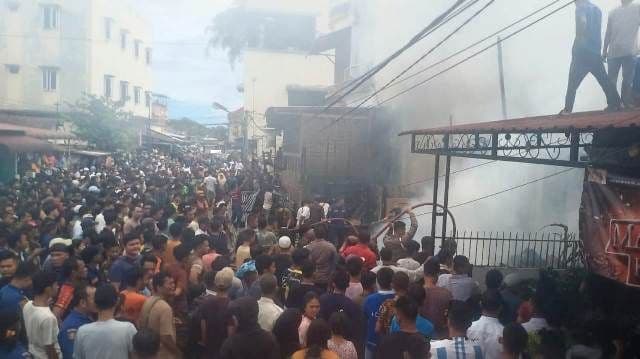rumah_lantai_dua_ludes_terbakar_di_sibolga_sambas_jelang_persiapan_pernikahan