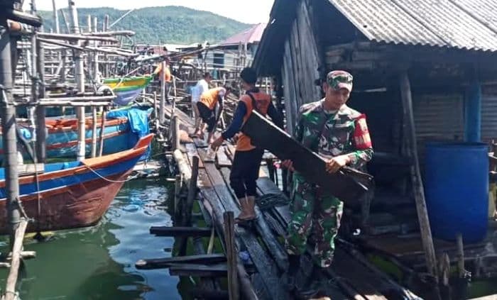rumah_nelayan_di_sibolga_rusak_dihantam_ombak_besar_dan_angin_kencang_