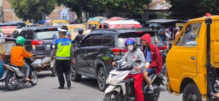 simpang_hasanuddin_binjai_macet_parah_setiap_jam_pulang_sekolah