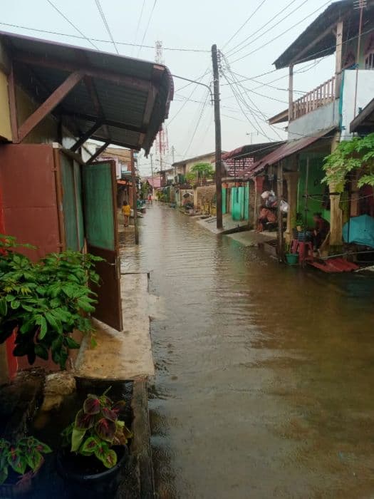 hujan_deras_picu_banjir_di_medan_belawan_ratusan_rumah_tergenang