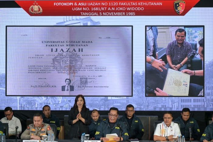 kuasa_hukum_ungkap_dua_alasan_tak_tunjukkan_ijazah_asli_jokowi_ke_publik