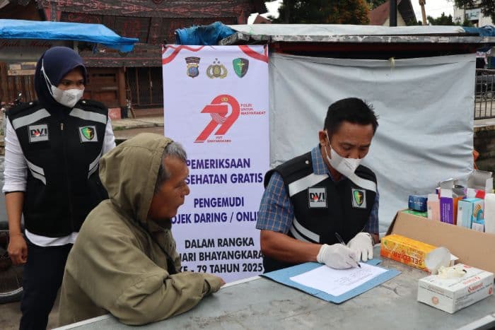 polres_toba_berikan_pemeriksaan_kesehatan_gratis_bagi_abang_betor