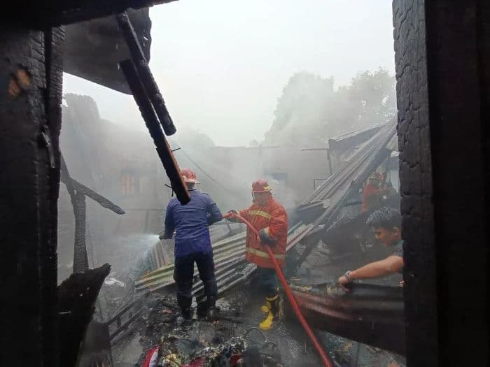 rumah_yang_dihuni_tiga_kk_di_binjai_timur_terbakar