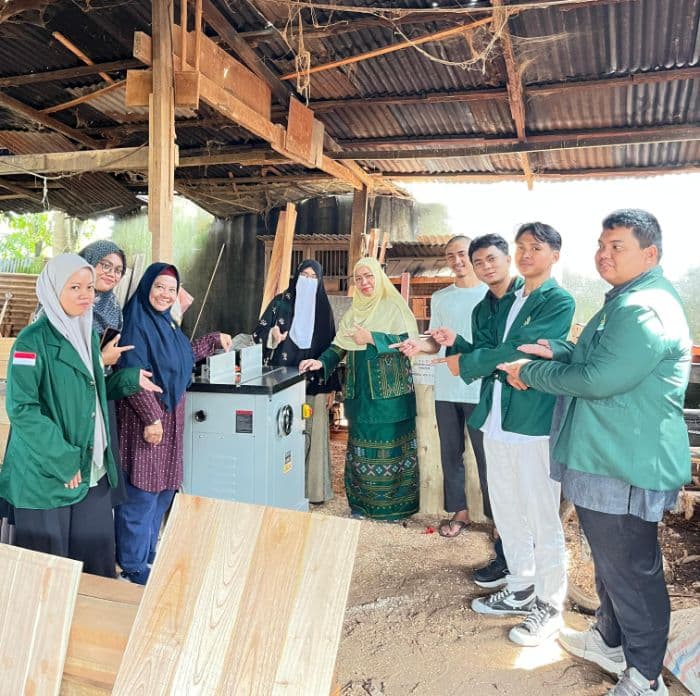 dosen_teknik_usu_bagikan_mesin_spindle_untuk_tingkatkan_produksi_ukm_kusen