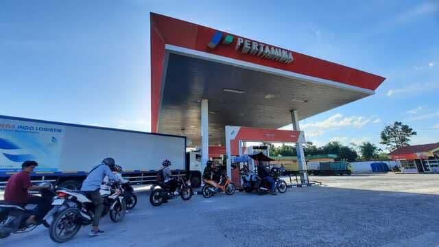 spbu_raya_kembali_beroperasi_warga_antusias_mengantre_bbm